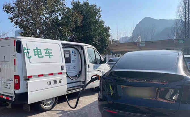 萨迦汽车搭电